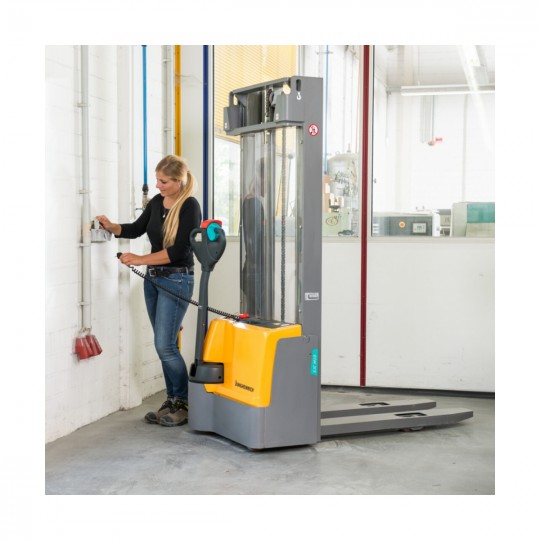 EJC M10 Electric Stacker Truck | Jungheinrich Ireland